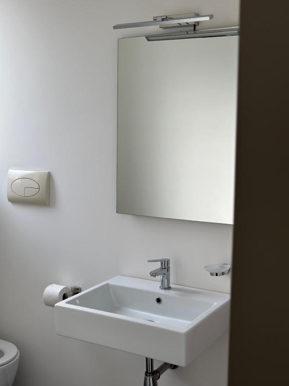 A bathroom at Villa Savoia Mondello