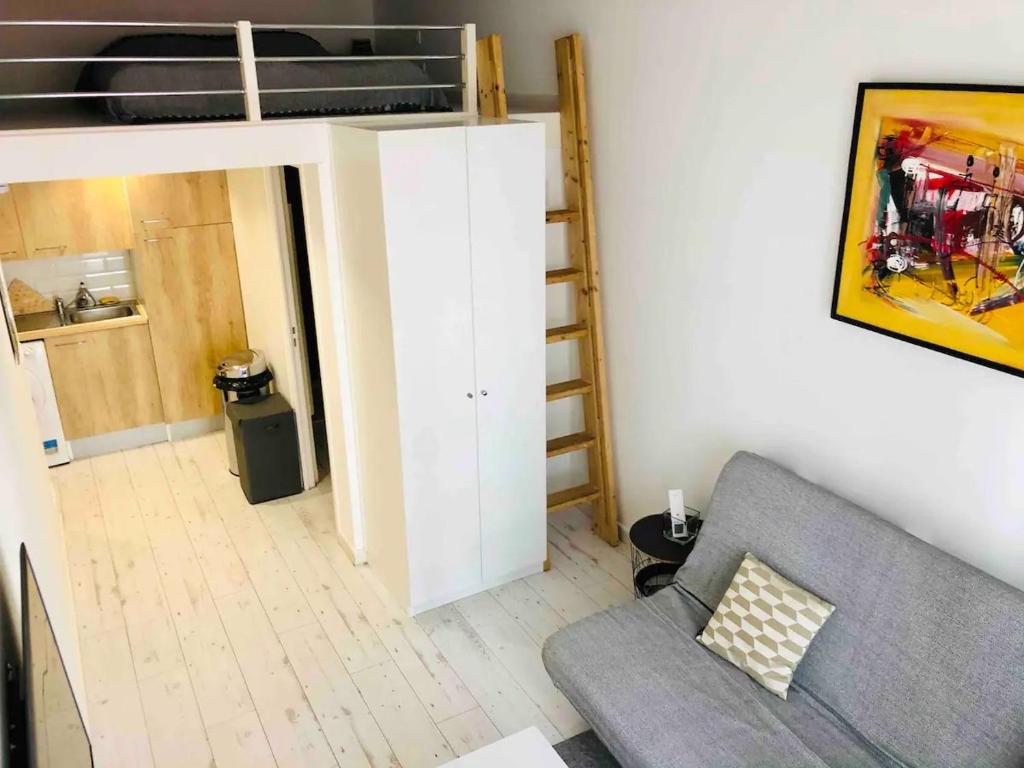 - un salon avec un canapé et une mezzanine dans l'établissement Studio Nice Centre 4P Jean médécin avenue, à Nice