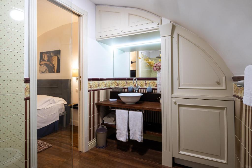 A bed or beds in a room at Le Piccole Lune di Monti