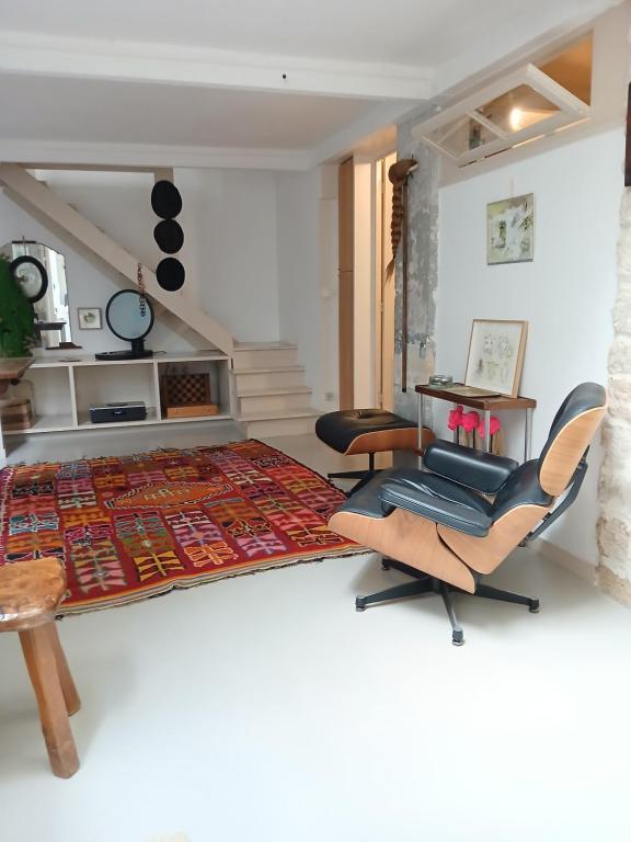 - un salon avec deux chaises et un tapis dans l'établissement Stipologic 6P 2BR, à Paris