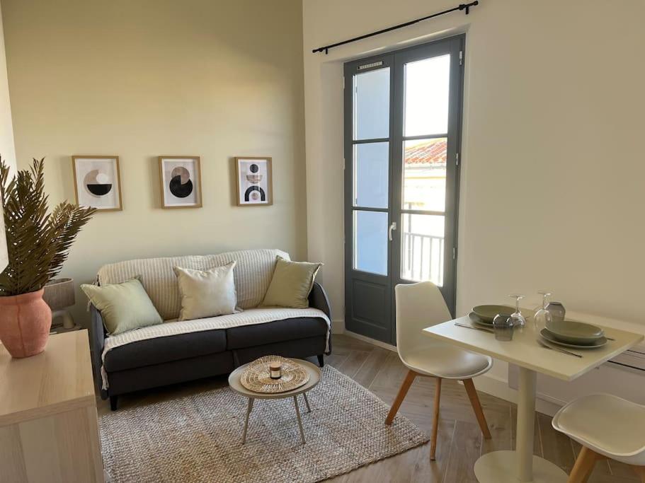 un salon avec un canapé et une table dans l'établissement Tylkostudio - Le Corner, à Montpellier
