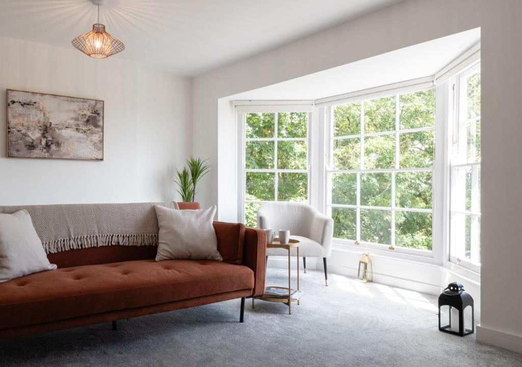 グレート・マルバーンにあるCosy 1BD in Malvern With Stunning Views!のリビングルーム(ソファ、窓付)