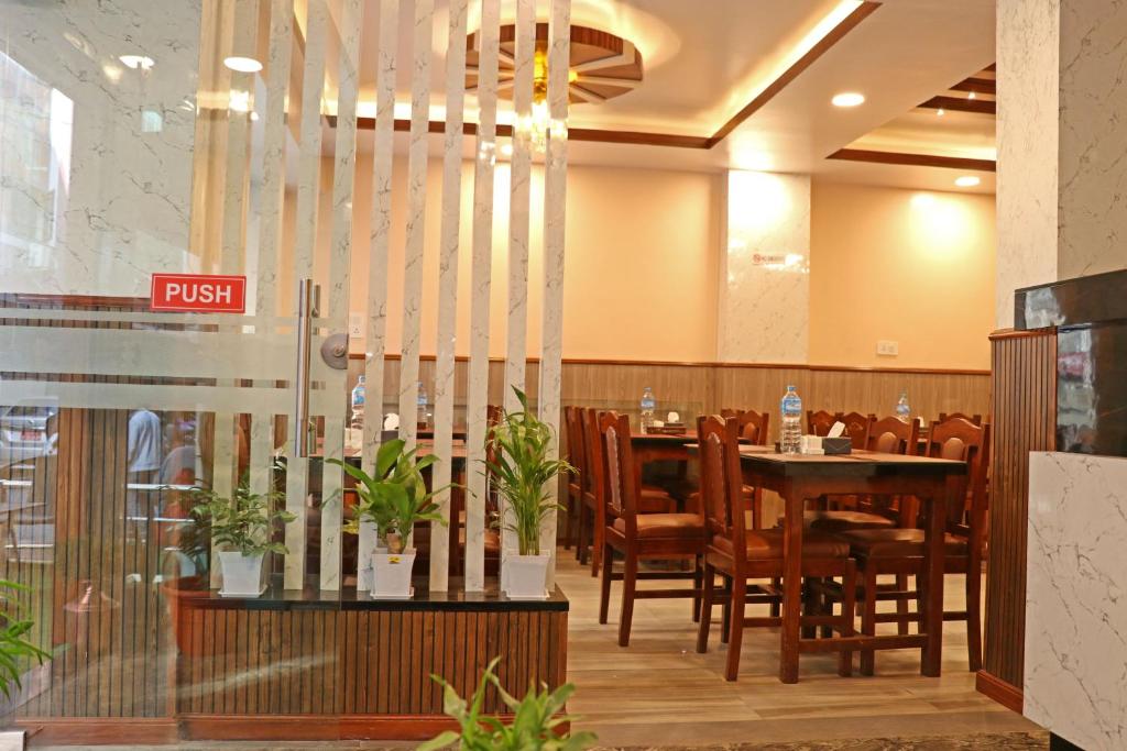 Restoran või mõni muu söögikoht majutusasutuses Hotel Resunga Arjun