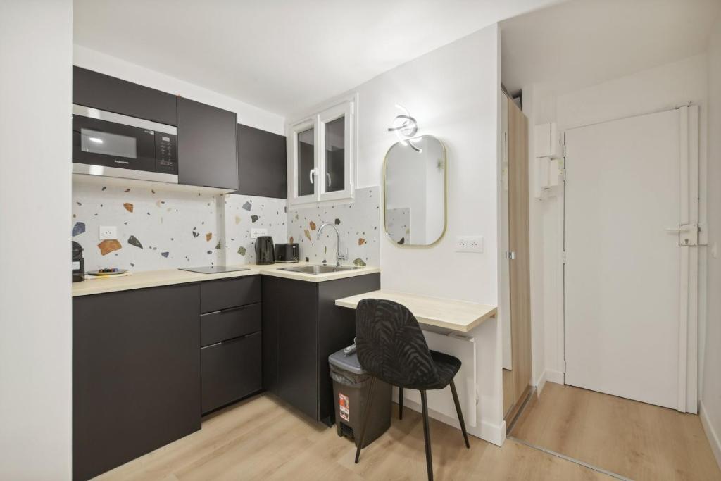 Kuchyňa alebo kuchynka v ubytovaní 342 Suite Elena - Stunning Parisian apartment