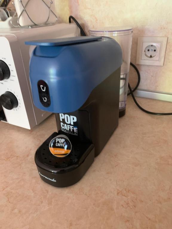 eine Kaffeemaschine auf einer Theke neben einem Drucker in der Unterkunft Center Apartments The Quiet Luxury 3 in Plowdiw