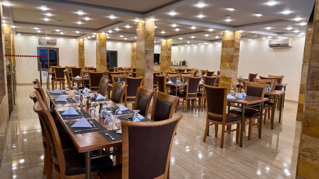 Restaurace v ubytování Sharah Mountains Hotel