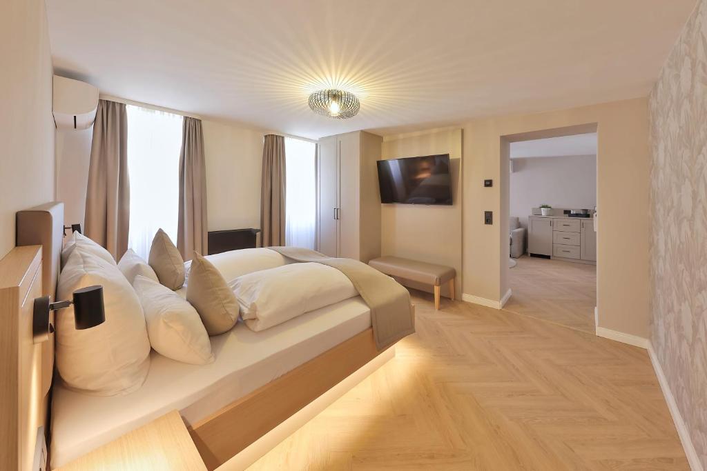 TV a/nebo společenská místnost v ubytování Hotel Württemberger Hof