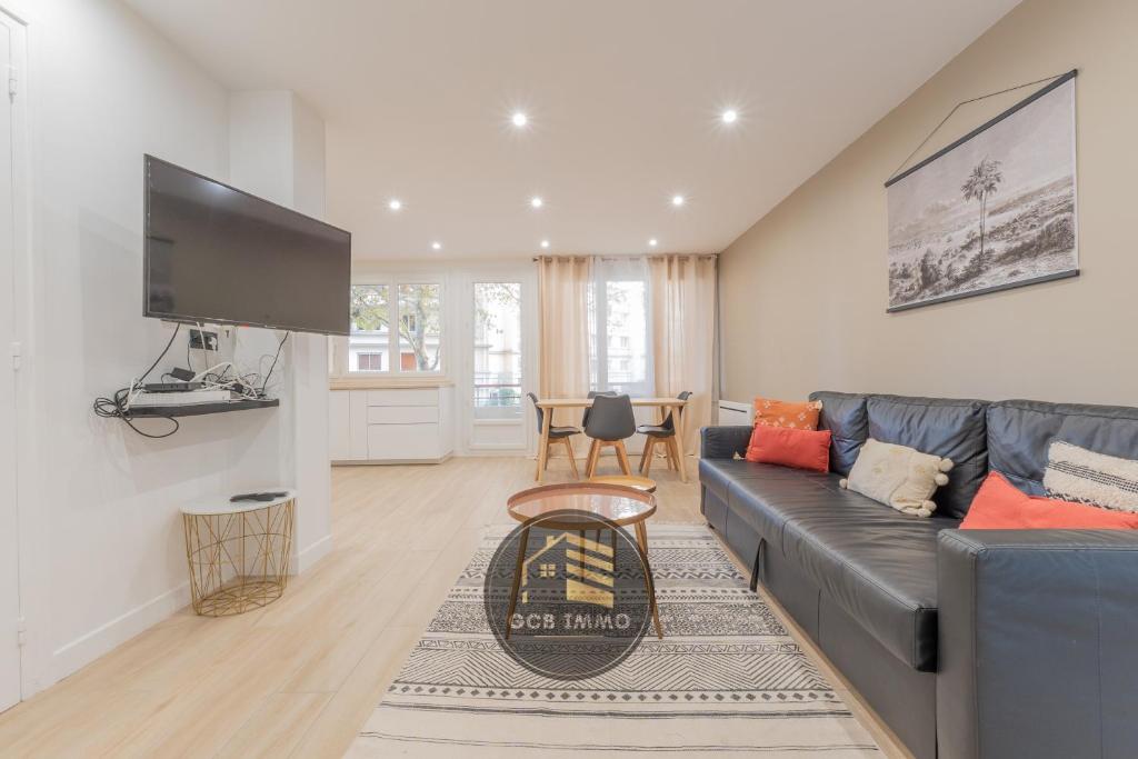 un salon avec un canapé et une télévision dans l'établissement 