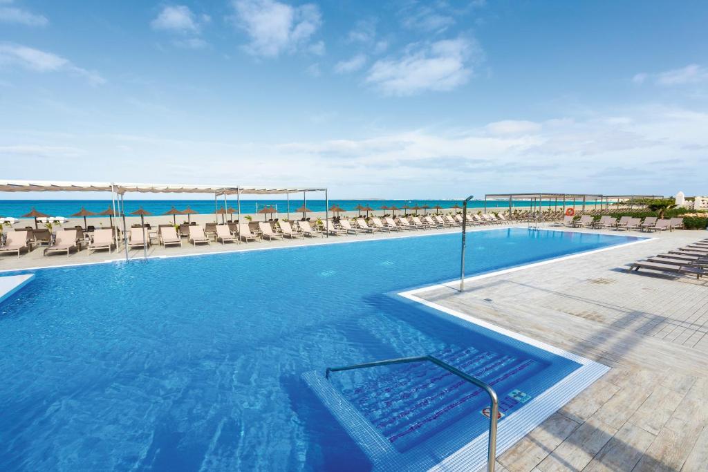 Bazén v ubytování Hotel Riu Palace Boavista - All Inclusive nebo v jeho okolí