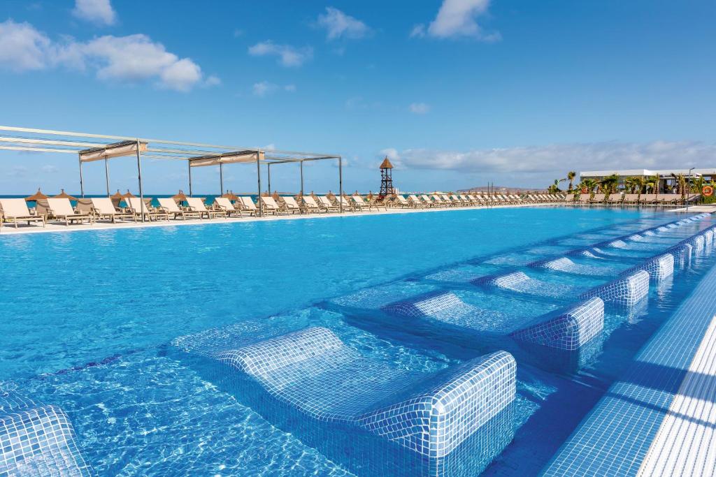 Bazén v ubytování Hotel Riu Palace Boavista - All Inclusive nebo v jeho okolí