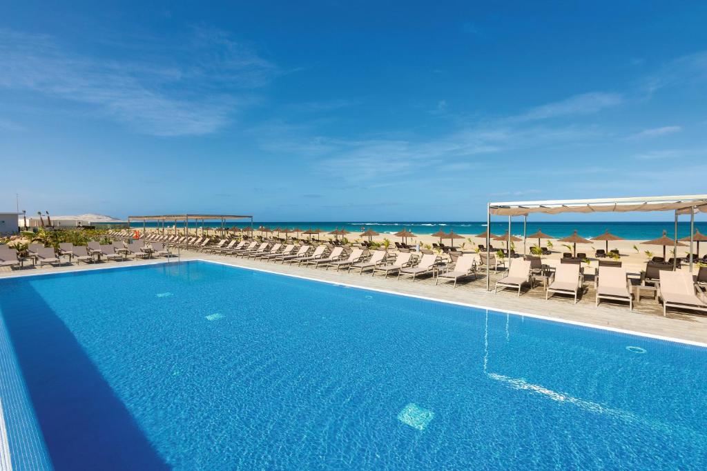Bazén v ubytování Hotel Riu Palace Boavista - All Inclusive nebo v jeho okolí