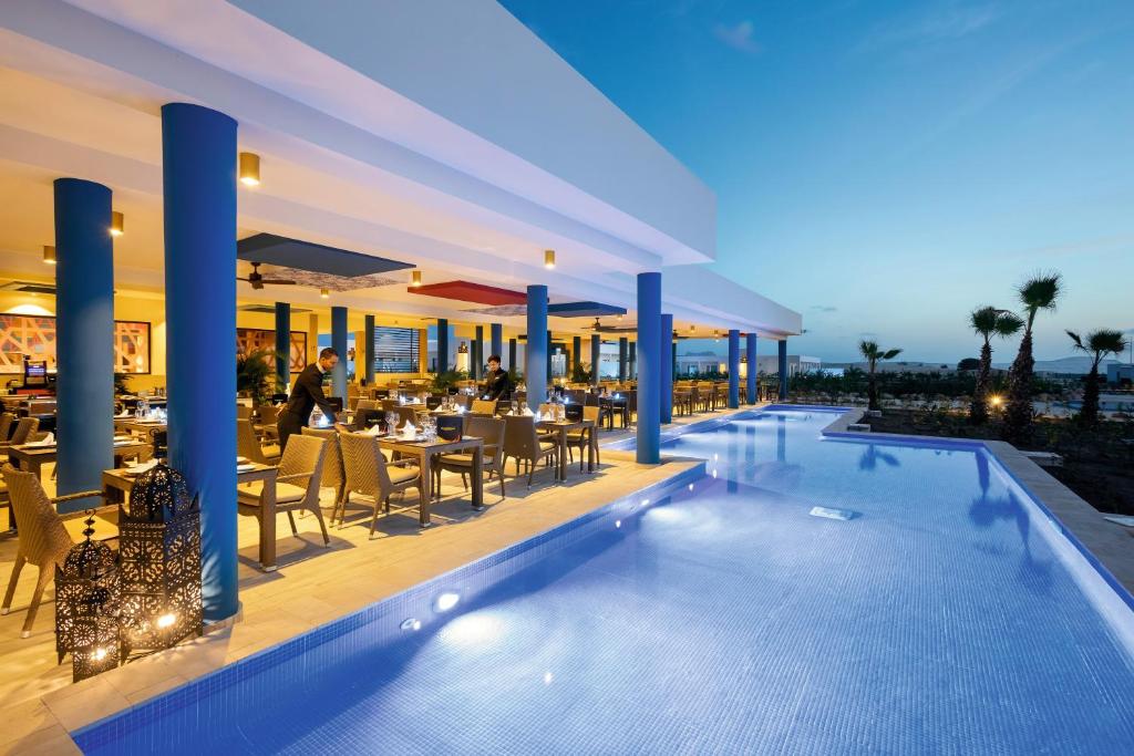 Bazén v ubytování Hotel Riu Palace Boavista - All Inclusive nebo v jeho okolí
