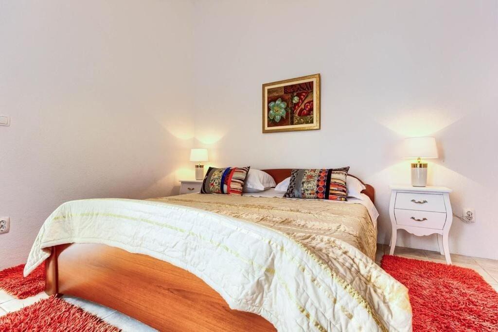 Postel nebo postele na pokoji v ubytování Apartments Lidija