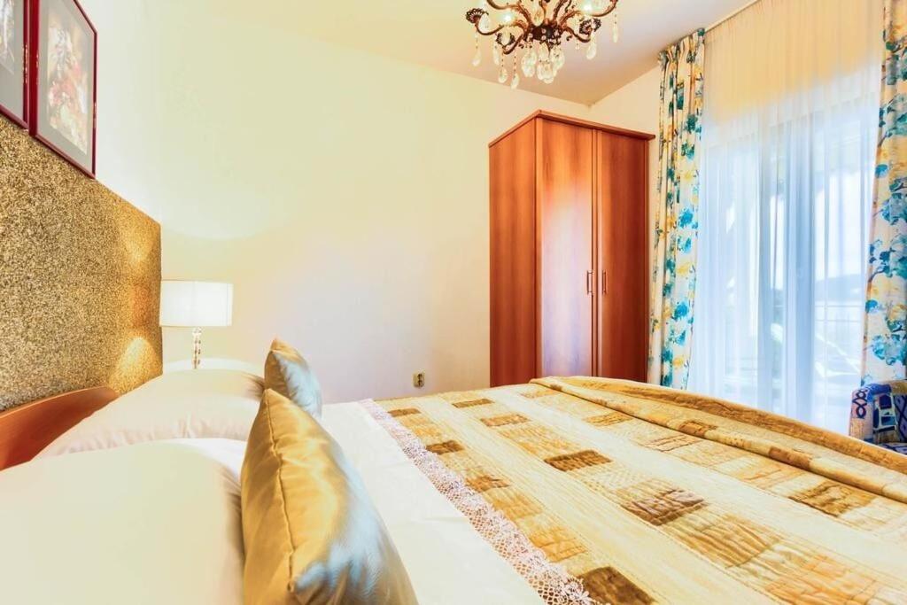 Postel nebo postele na pokoji v ubytování Apartments Lidija
