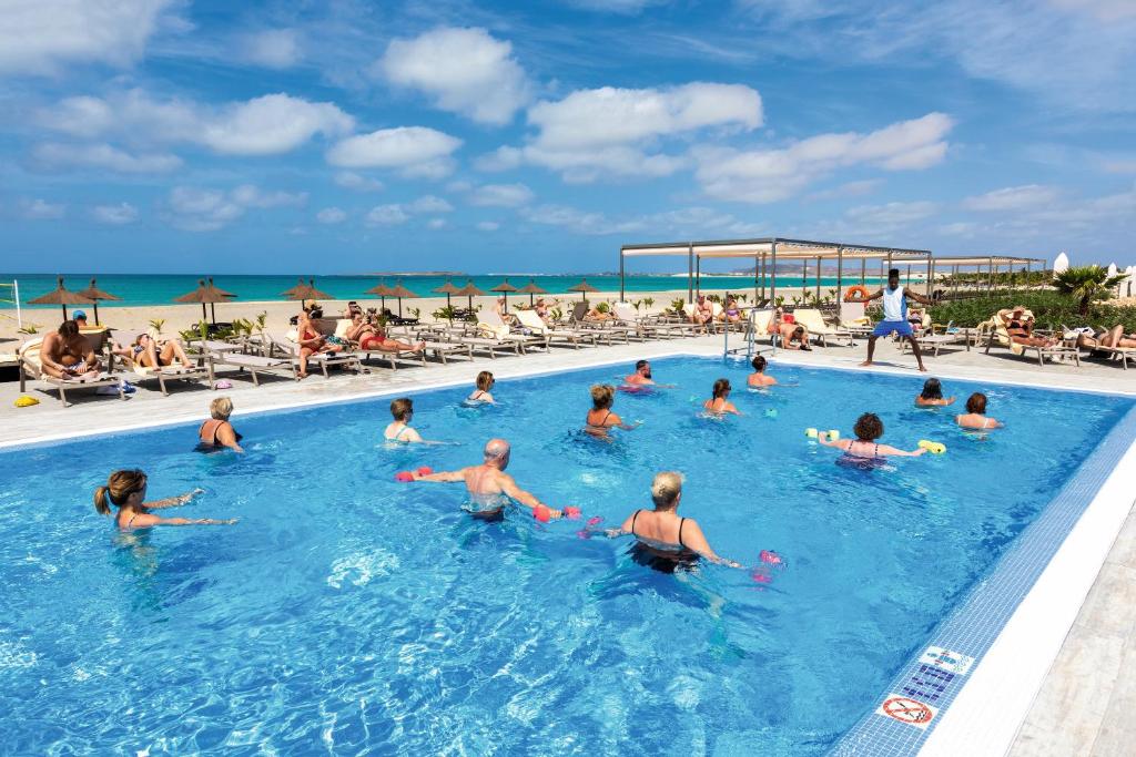 Bazén v ubytování Hotel Riu Palace Boavista - All Inclusive nebo v jeho okolí