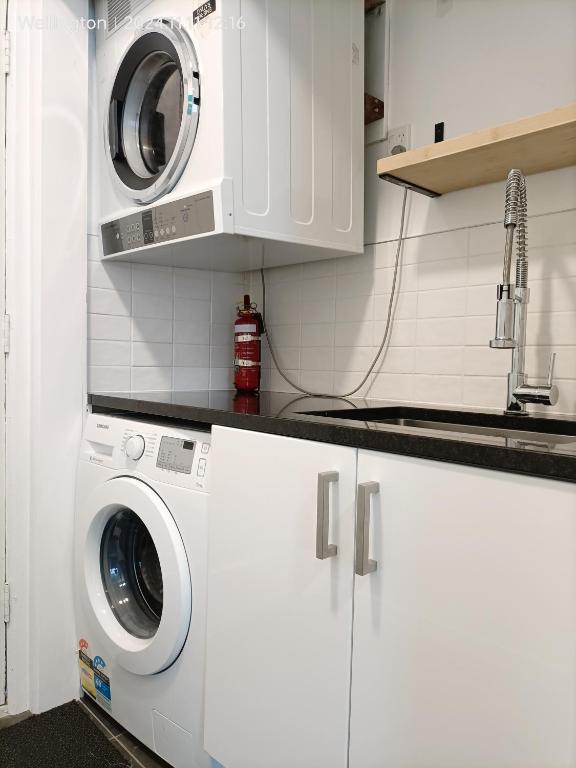 Comfy & Sunny home in Wellington--3 Heat Pumps - Resim 5