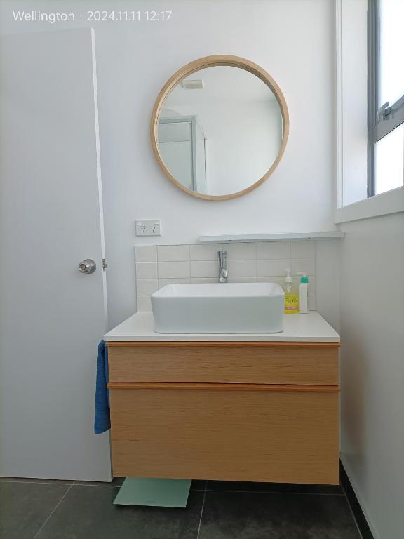 Comfy & Sunny home in Wellington--3 Heat Pumps - Resim 28