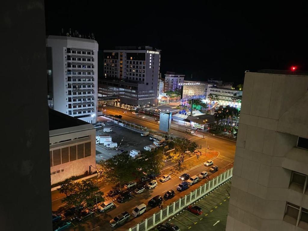 - Vistas a la ciudad por la noche con coches en la calle en PINAY Home- The Shore Kota Kinabalu, en Kota Kinabalu
