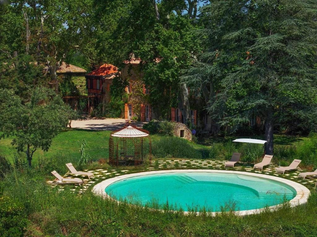 Bazén v ubytovaní Château de Sienne proche Avignon Orange 7 Chambres Piscine Rivière alebo v jeho blízkosti