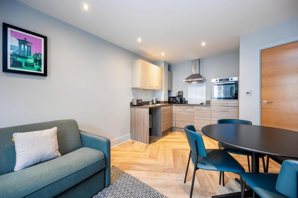 Kuchyň nebo kuchyňský kout v ubytování Staycity Aparthotels Edinburgh West End