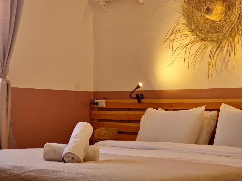 Postel nebo postele na pokoji v ubytování Tazuri Surf House