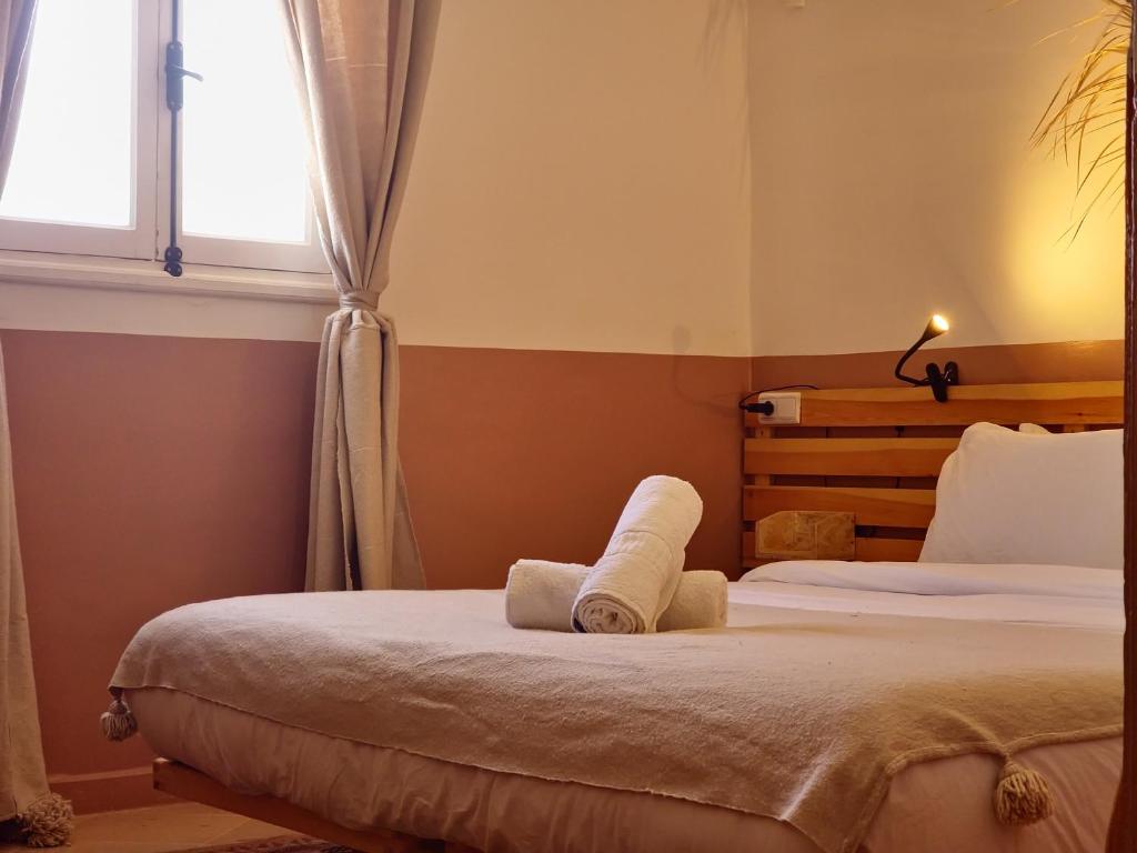 Postel nebo postele na pokoji v ubytování Tazuri Surf House