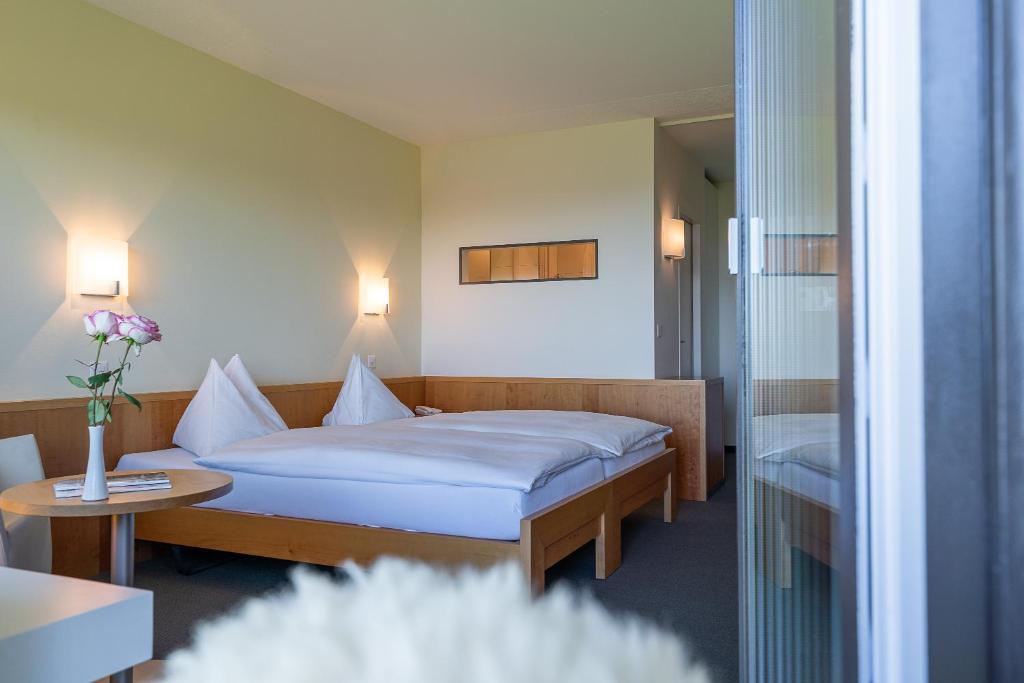 Postel nebo postele na pokoji v ubytování Hotel Bad Ramsach