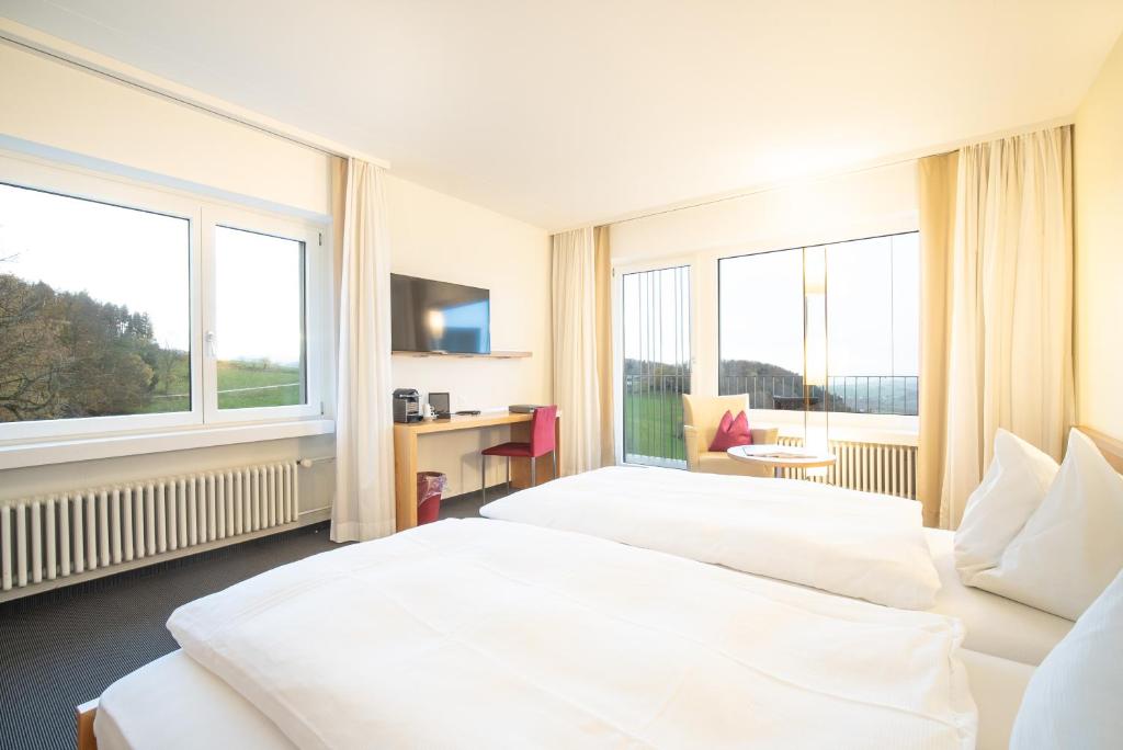 Postel nebo postele na pokoji v ubytování Hotel Bad Ramsach