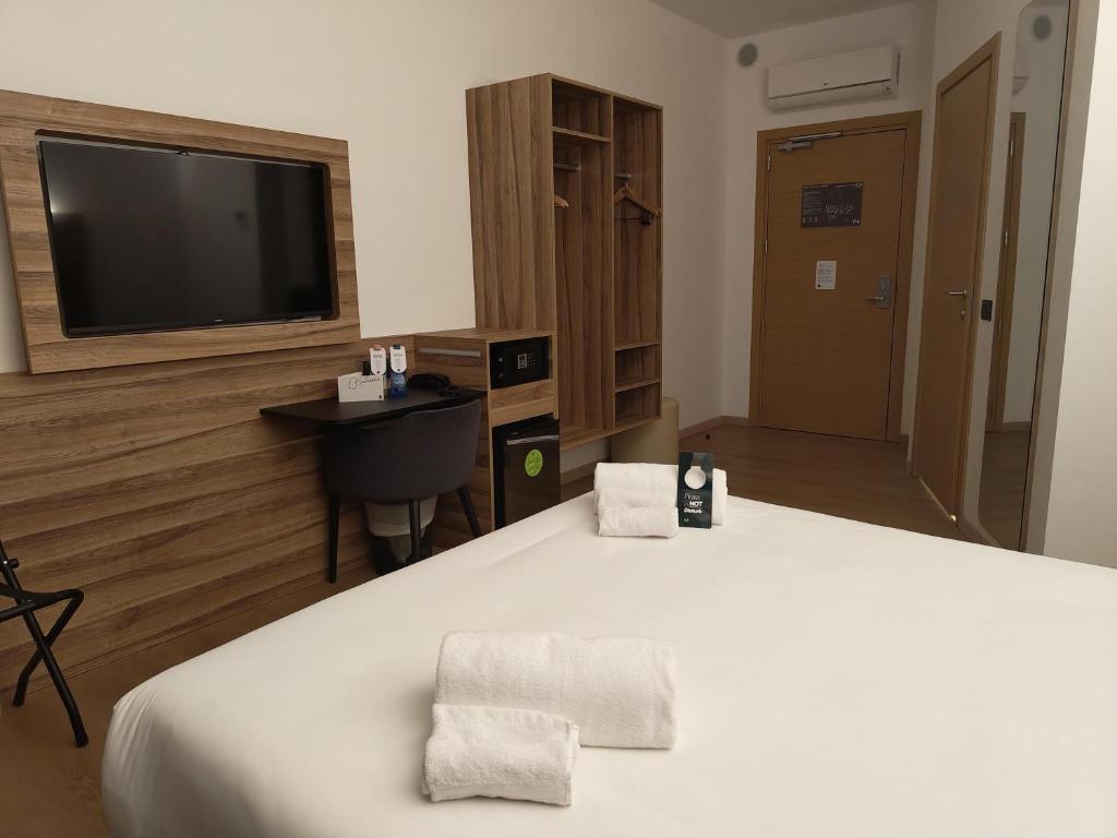B&B HOTEL Prato City Centerにあるベッド