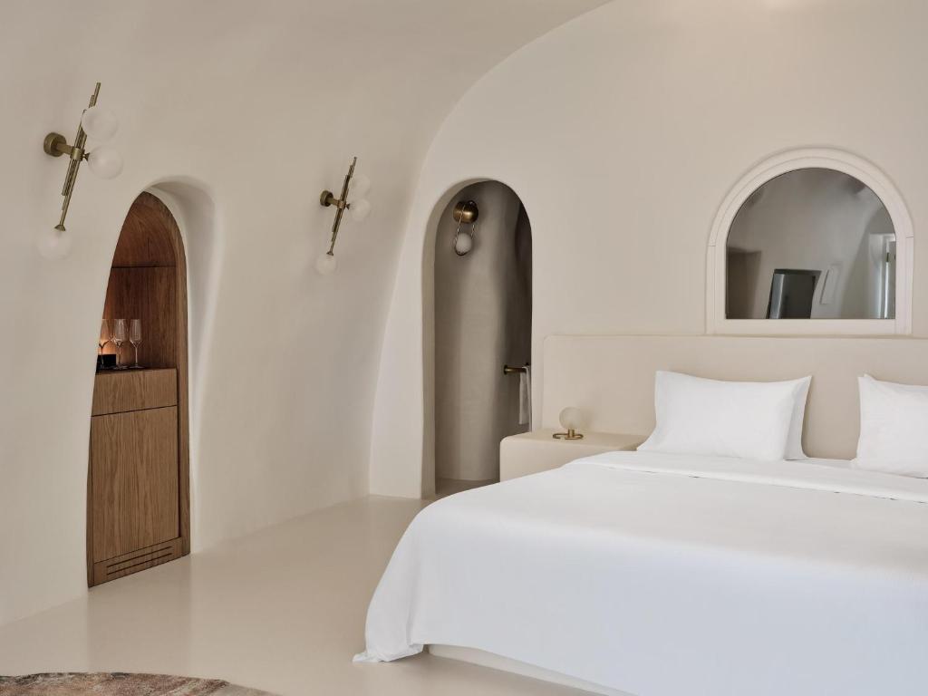 Postel nebo postele na pokoji v ubytování Andronis Boutique Hotel