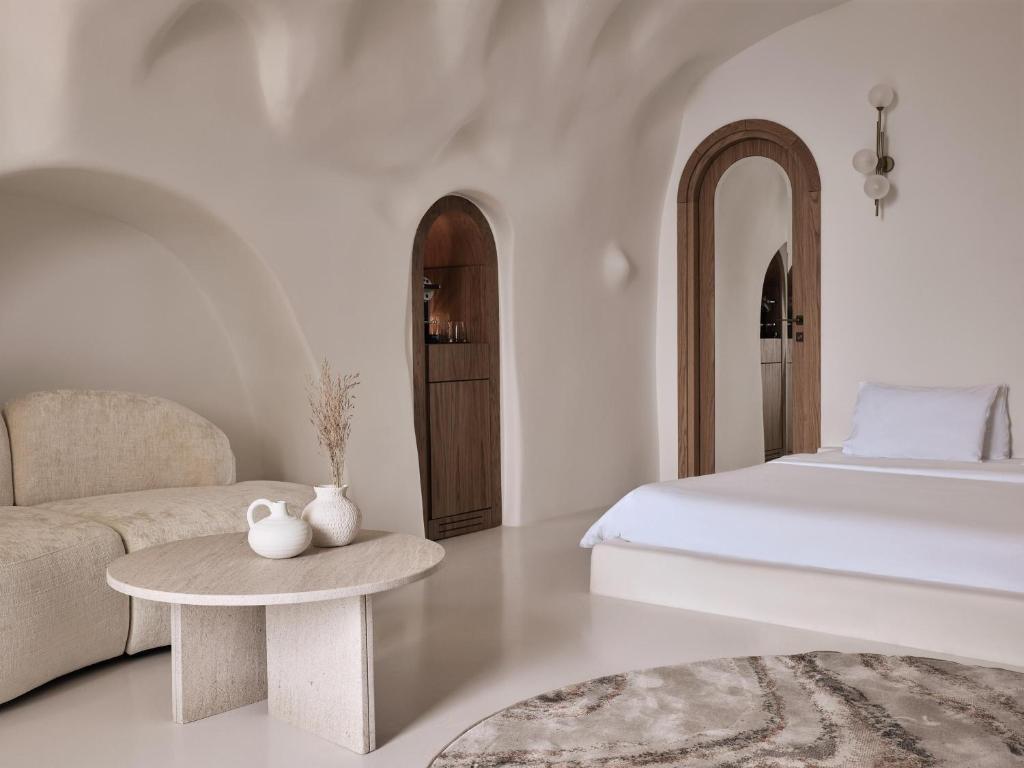 Postel nebo postele na pokoji v ubytování Andronis Boutique Hotel