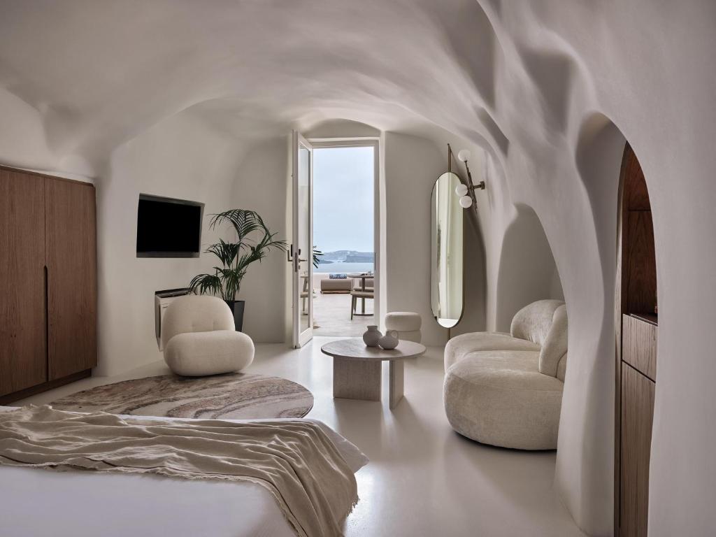 TV a/nebo společenská místnost v ubytování Andronis Boutique Hotel