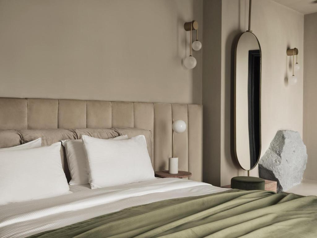 Postel nebo postele na pokoji v ubytování Andronis Boutique Hotel