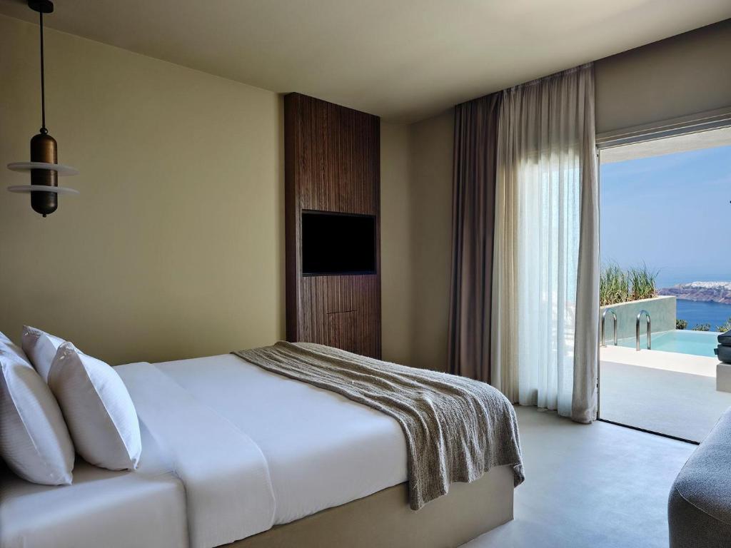 Postel nebo postele na pokoji v ubytování Andronis Concept Wellness Resort