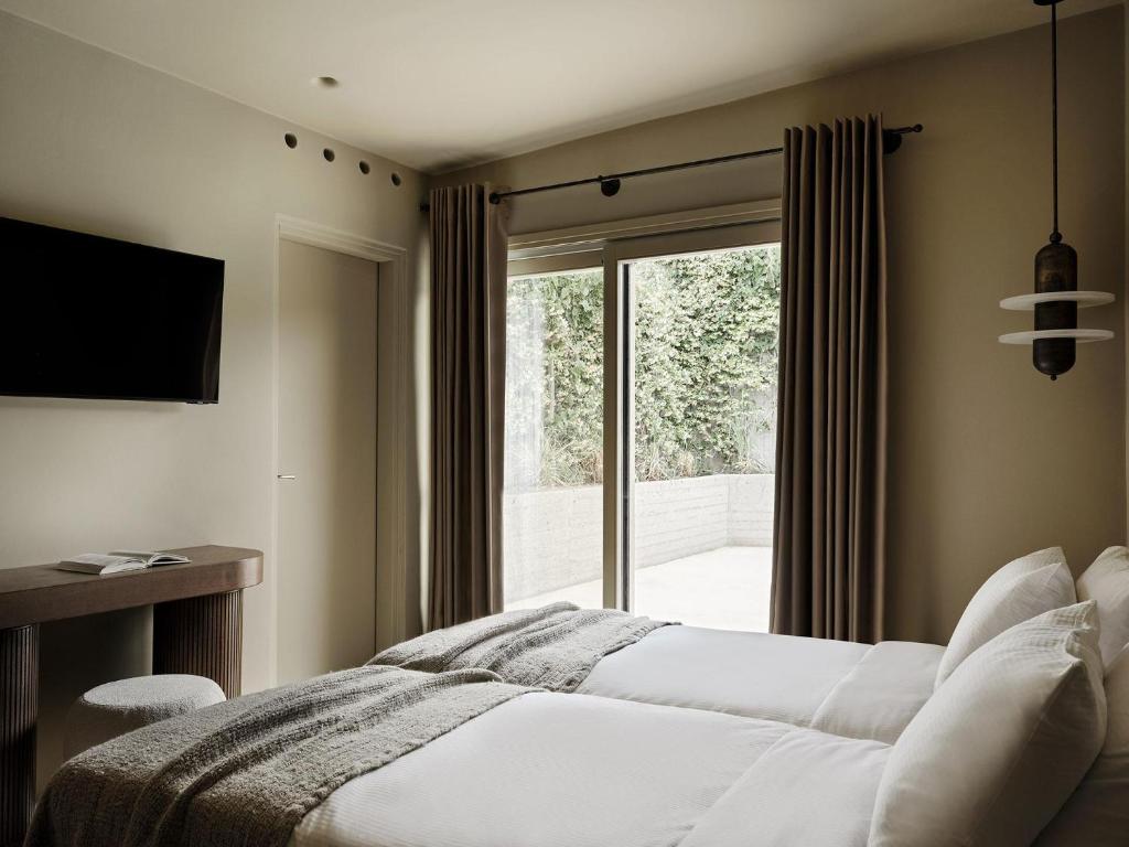 Postel nebo postele na pokoji v ubytování Andronis Concept Wellness Resort
