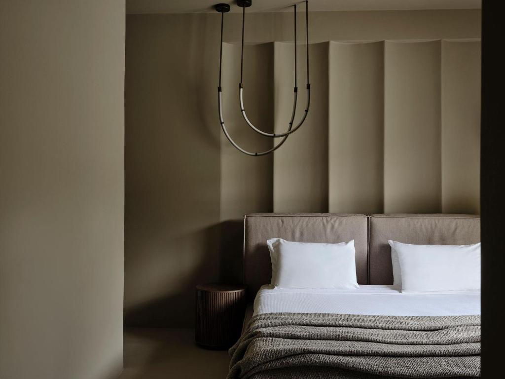 Postel nebo postele na pokoji v ubytování Andronis Concept Wellness Resort