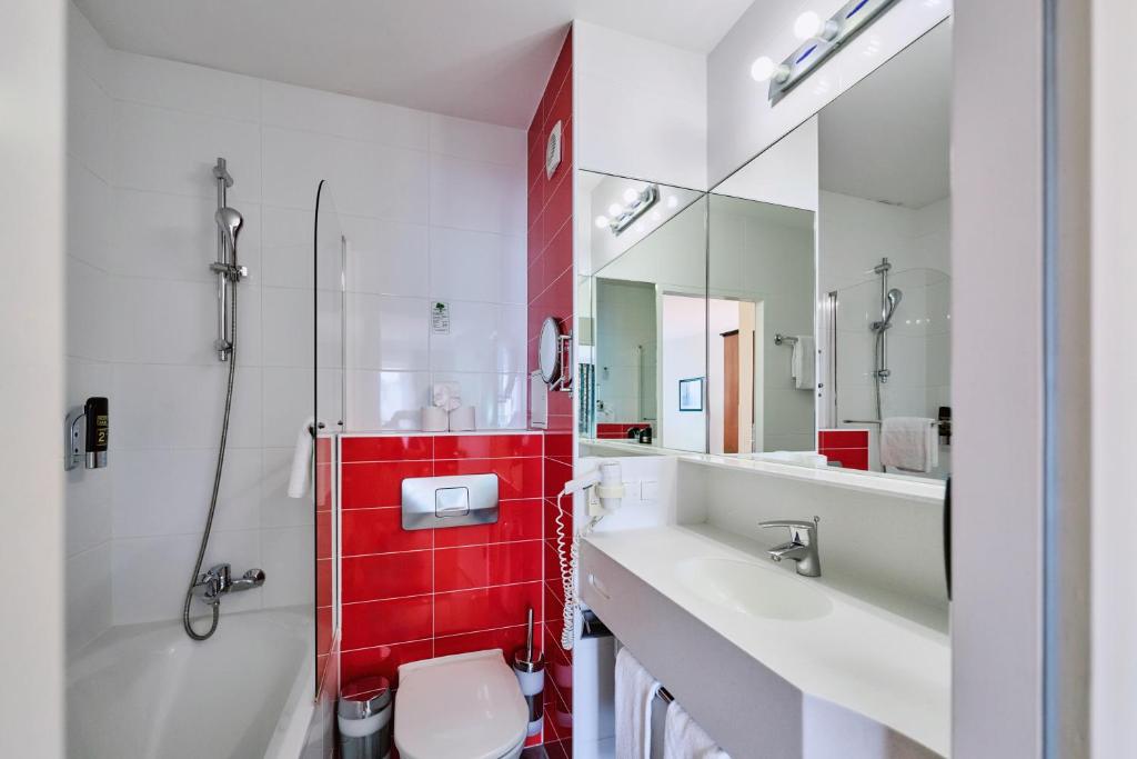 A bathroom at Hotel Deutschmeister