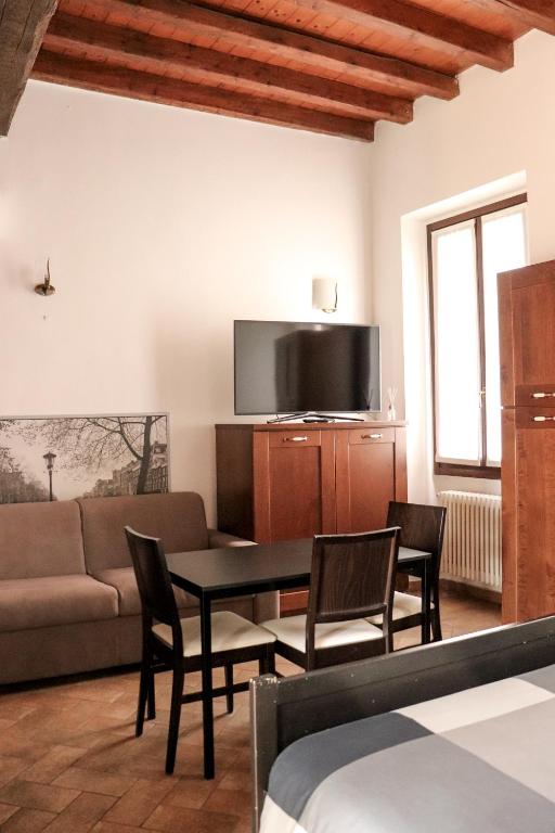 TV a/nebo společenská místnost v ubytování La Corte di Brusuglio Apartments