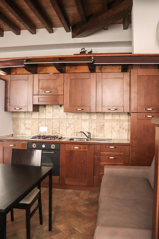 Kuchyň nebo kuchyňský kout v ubytování La Corte di Brusuglio Apartments