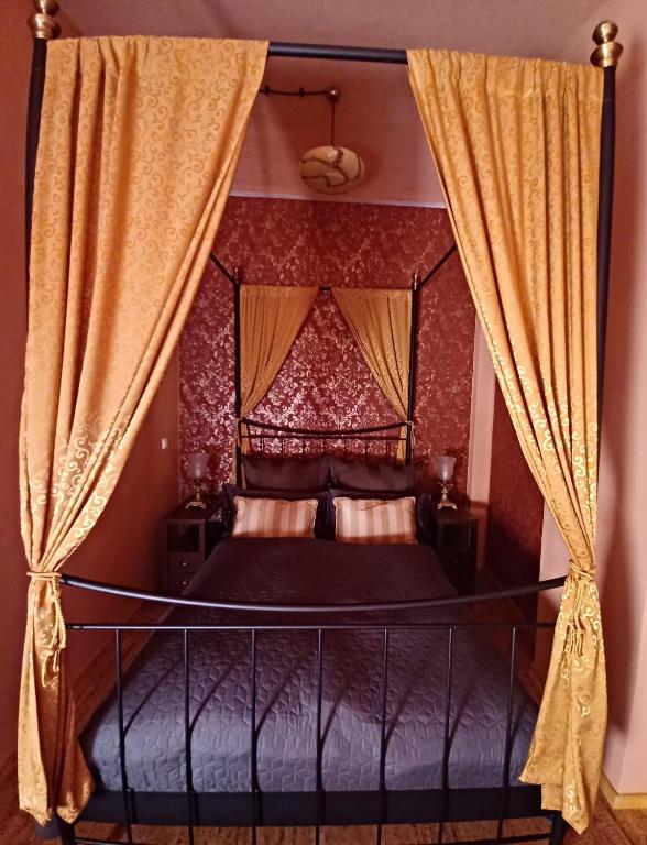 a bedroom with a canopy bed with curtains at Ferienwohnung ANTIK in Gotha