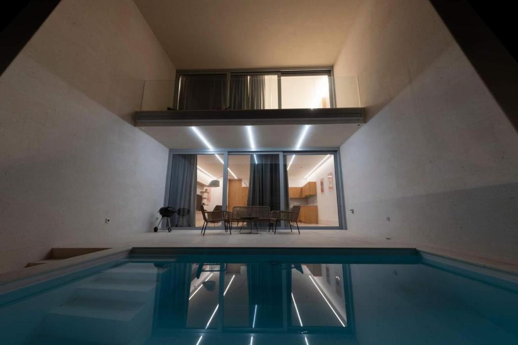 una vista de una casa con piscina en Venus and Aprilia - Luxury by the Coast, en Petrčane