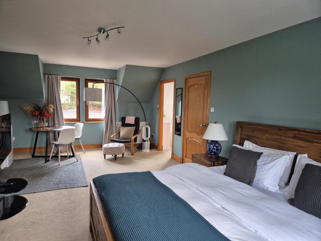 Rúm í herbergi á Twin Pines