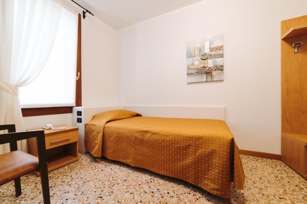 Postel nebo postele na pokoji v ubytování Hotel Roma