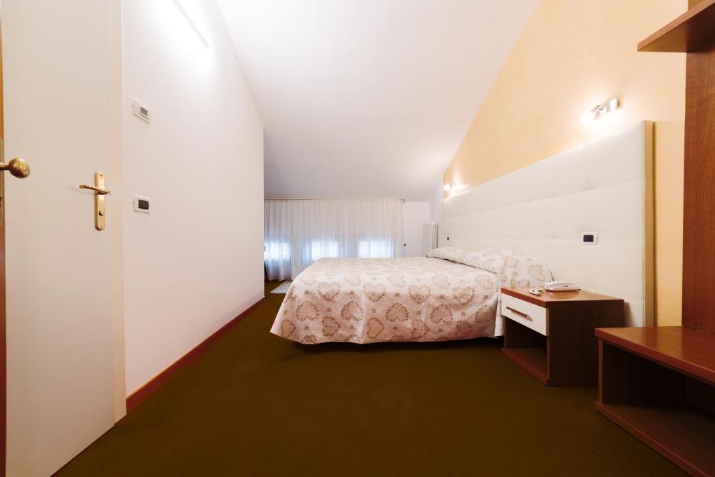 Postel nebo postele na pokoji v ubytování Hotel Roma