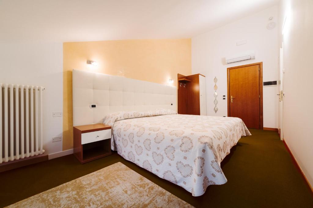 Postel nebo postele na pokoji v ubytování Hotel Roma