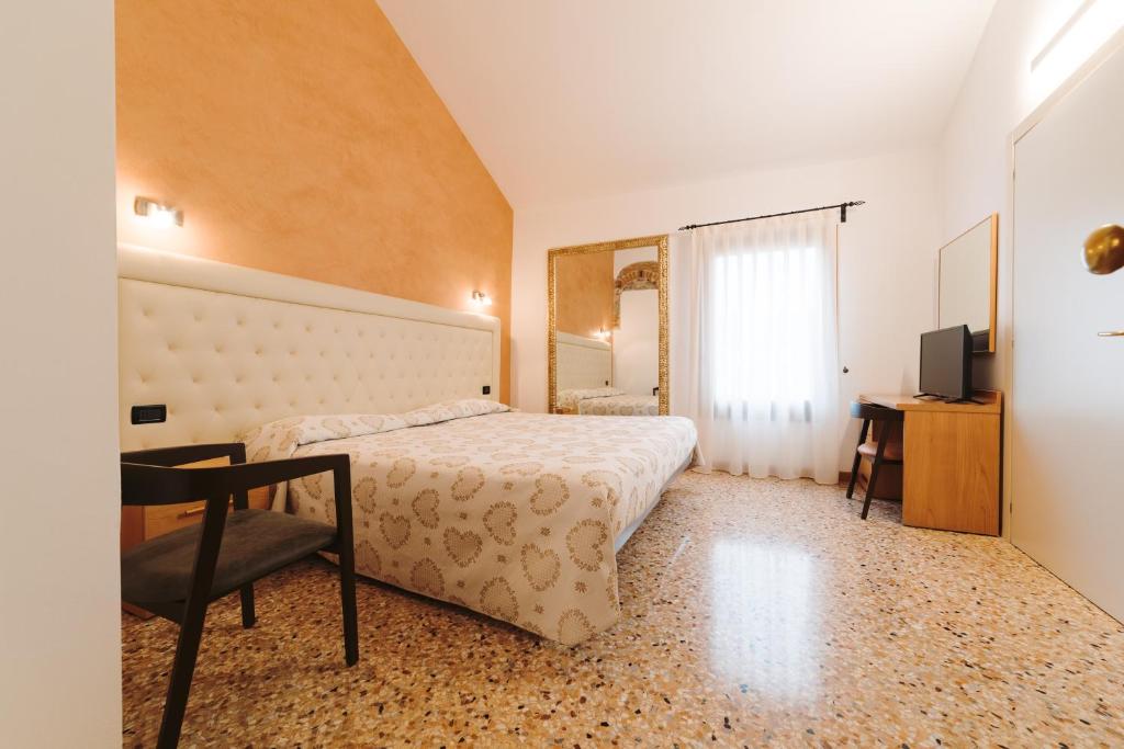 Postel nebo postele na pokoji v ubytování Hotel Roma