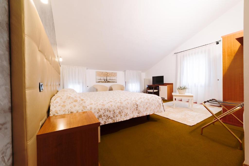 Postel nebo postele na pokoji v ubytování Hotel Roma
