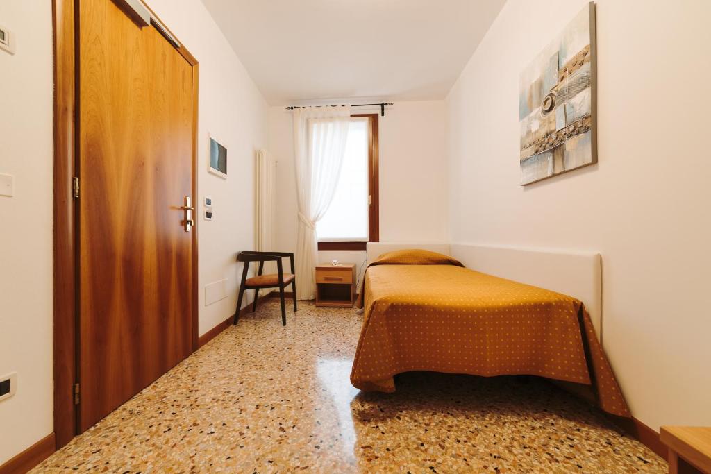Postel nebo postele na pokoji v ubytování Hotel Roma