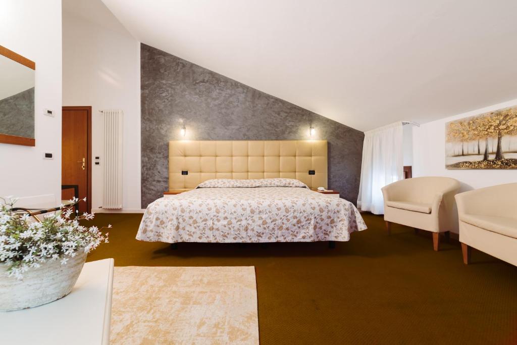 Postel nebo postele na pokoji v ubytování Hotel Roma