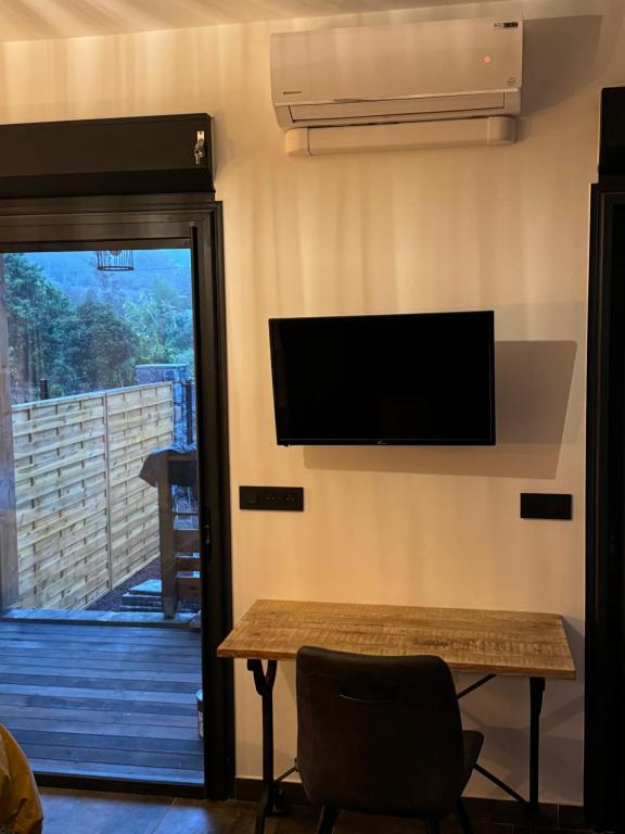 TV a/nebo společenská místnost v ubytování Le studio Léva